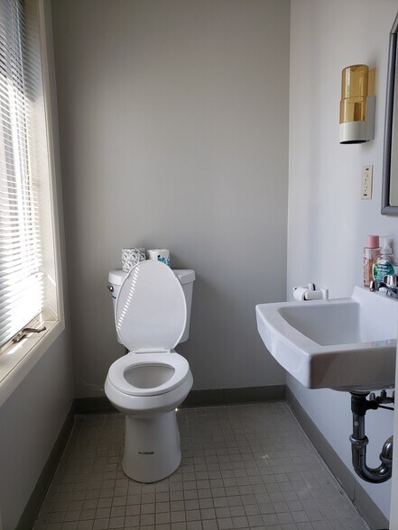 More Photos Of 557 Broad St, Bloomfield Medical For Sale