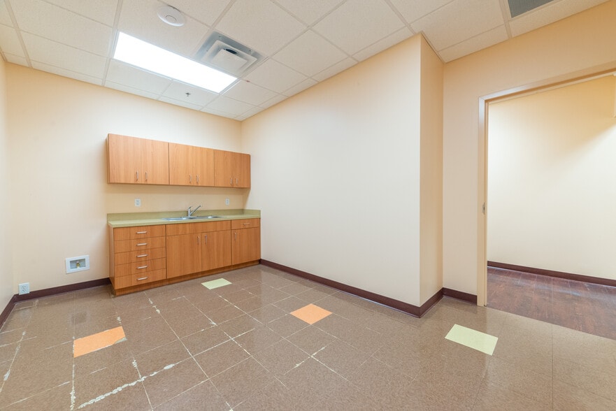 More Photos Of 800-840 Mercy Dr, Orlando Medical For Lease