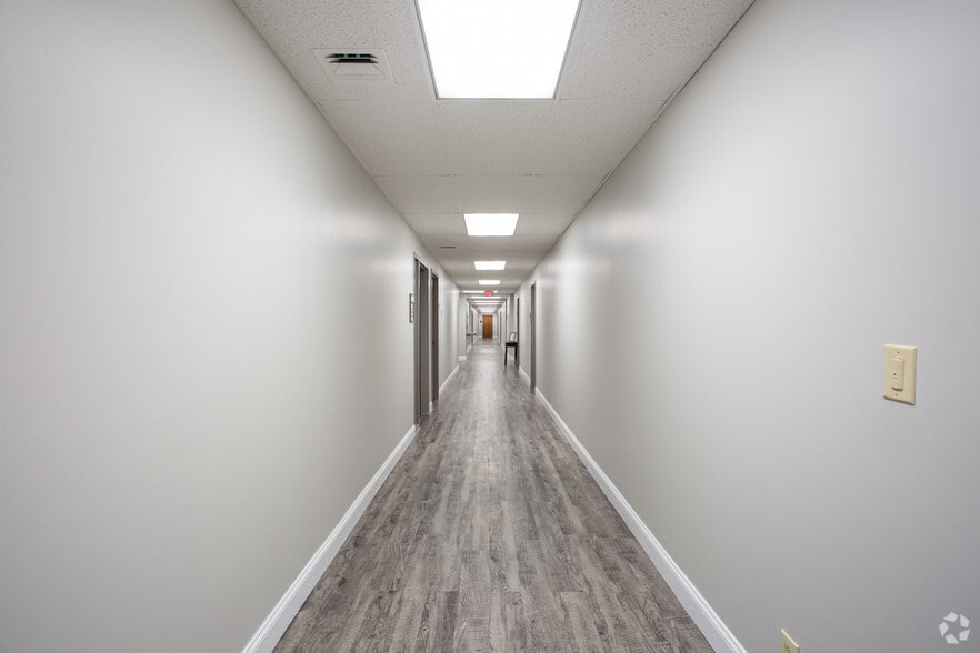 More Photos Of 8320 N Oak Tfwy, Kansas City Office For Lease