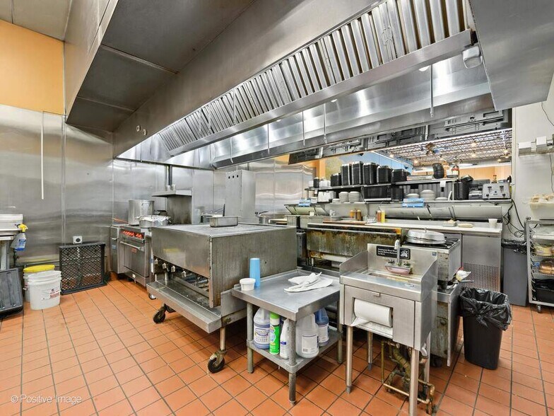 More Photos Of 1543 N Elston Ave, Chicago Restaurant For Sale