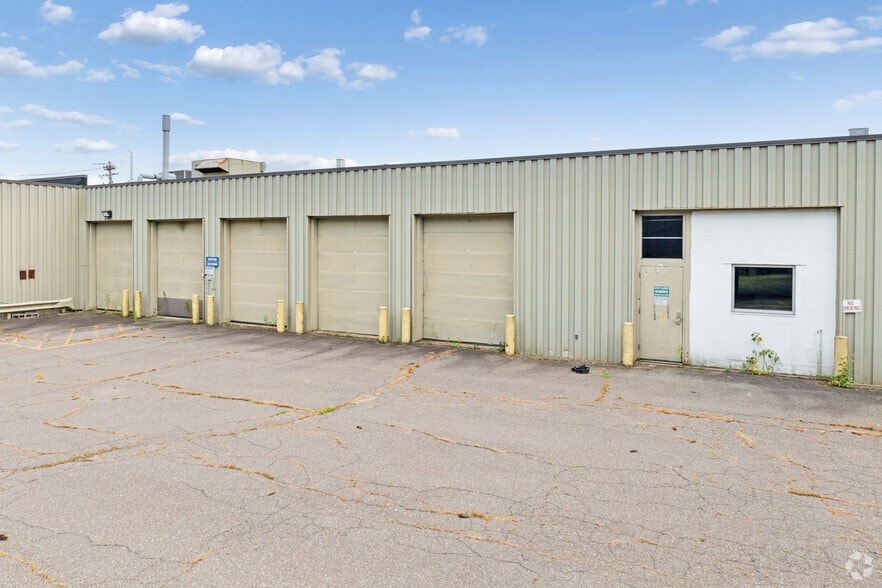 More Photos Of 92 Deerfield Rd, Windsor Unknown For Lease