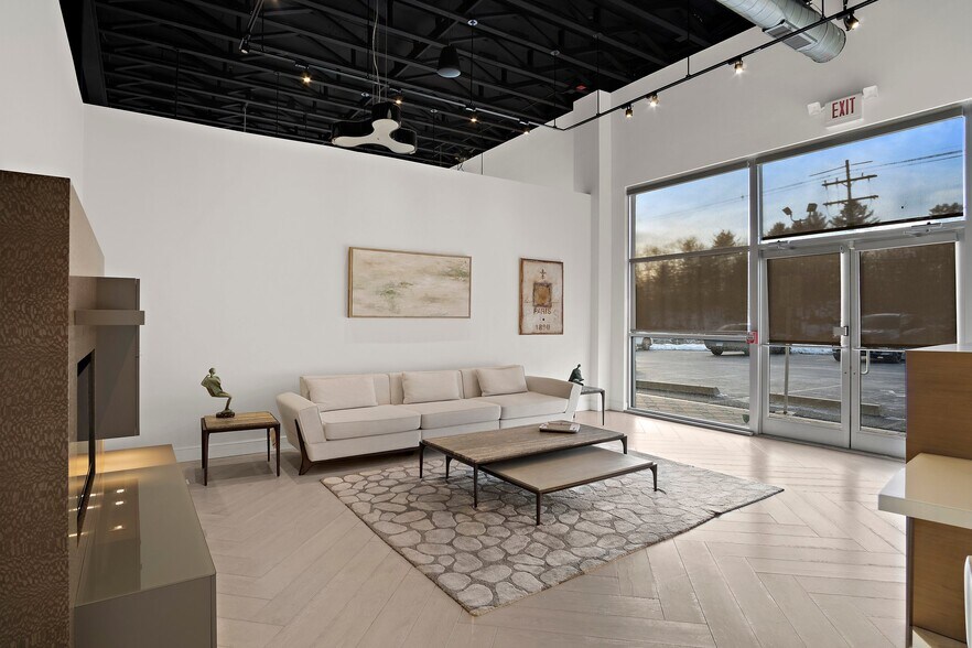 More Photos Of 47 Newbury St, Peabody Freestanding For Lease