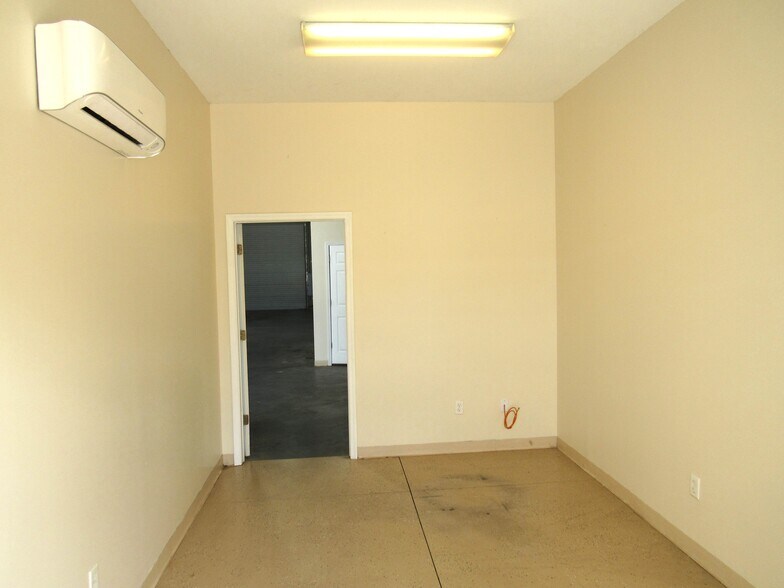 More Photos Of 658 Atlantis Dr, Melbourne Warehouse For Sale