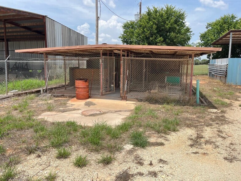 More Photos Of 714 Main St, Buffalo Gap Warehouse For Lease
