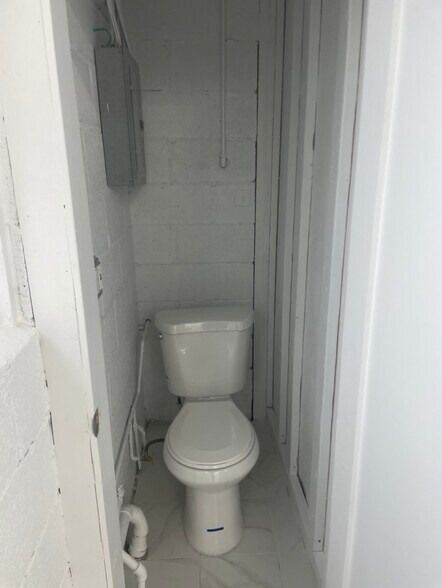 More Photos Of 157 Smith St, Newark Storefront Retail Office For Sale