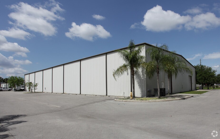 More Photos Of 4755 Mercantile Ave, Naples Unknown For Lease