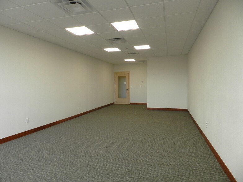 More Photos Of 1404 Hawk Pky, Montrose Medical For Lease