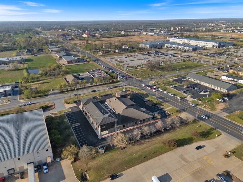 More Photos Of 2701 SE J St, Bentonville Office For Lease