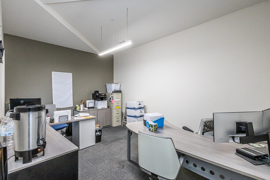 More Photos Of 302 Crossroads St, Laredo Office For Lease