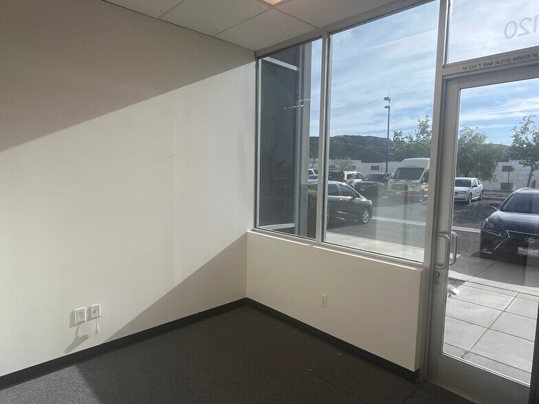More Photos Of 21182 Centre Pointe Pky, Santa Clarita Warehouse For Lease