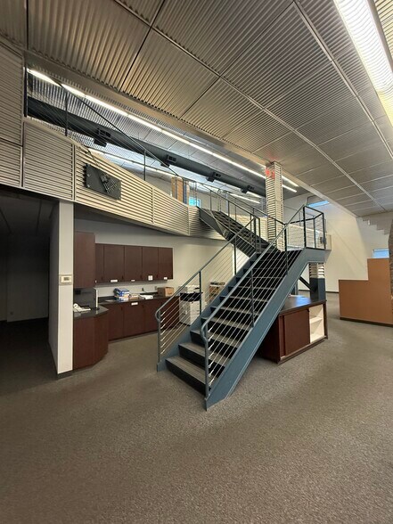 More Photos Of 1401 8th St SE, Orange City Flex For Sale