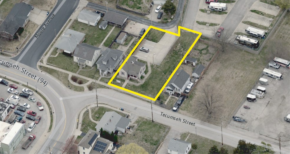 More Photos Of 198 Tecumseh St, Saint Charles Freestanding For Lease