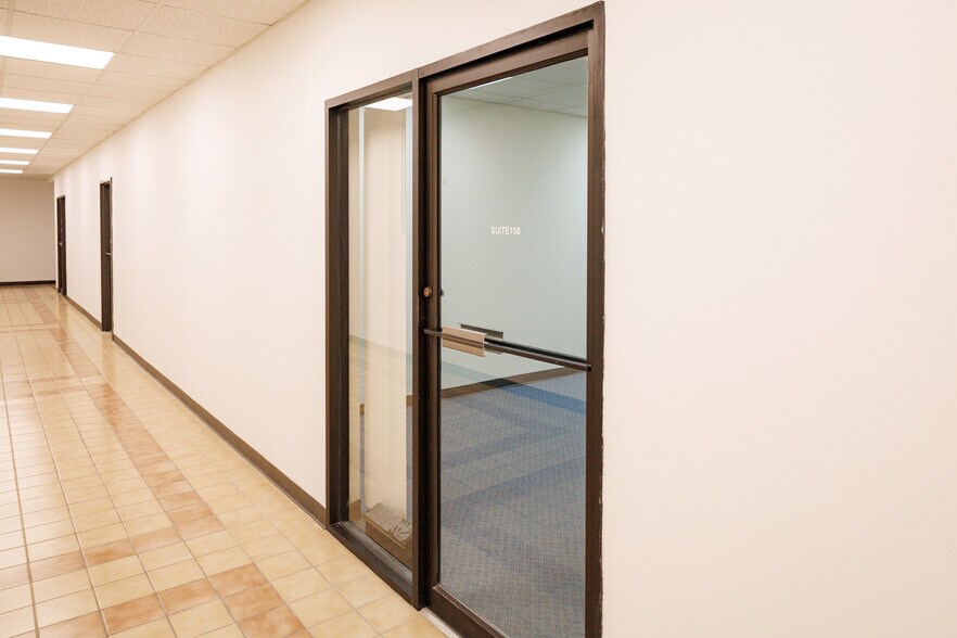 More Photos Of 301-305 S Pioneer Dr, Abilene Office For Lease