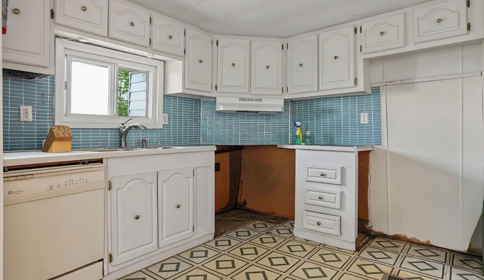 More Photos Of 3905 32nd St, Port Huron Showroom For Sale