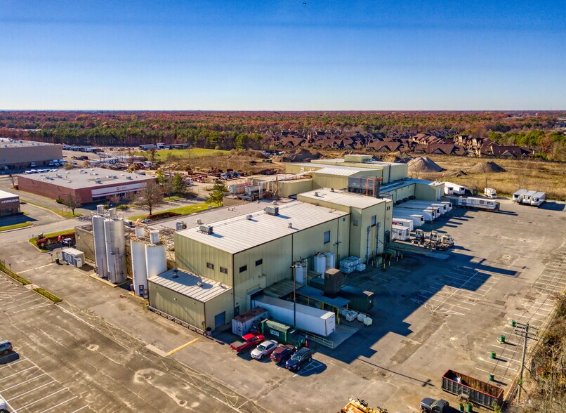 More Photos Of 33 Rajon Rd, Bayport Manufacturing For Lease