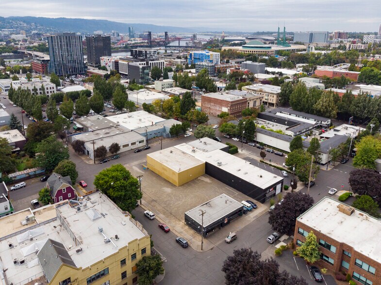 More Photos Of NW Corner of SE 9th and SE Ash Street ave, Portland Land For Lease