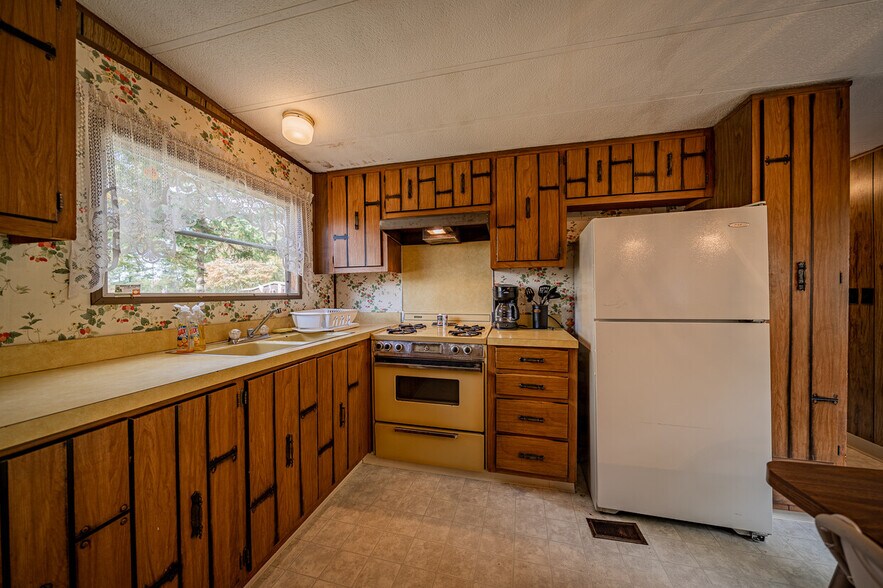 More Photos Of N10120 Parkway Rd, Crivitz Specialty For Sale