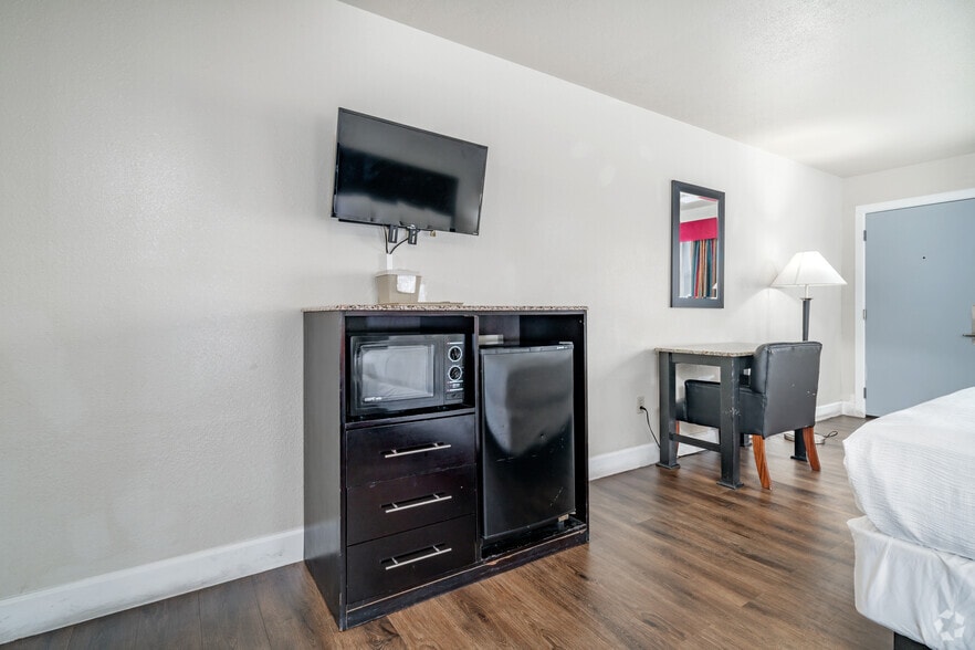 More Photos Of 3616 Veterans Blvd, Del Rio Hotel For Sale