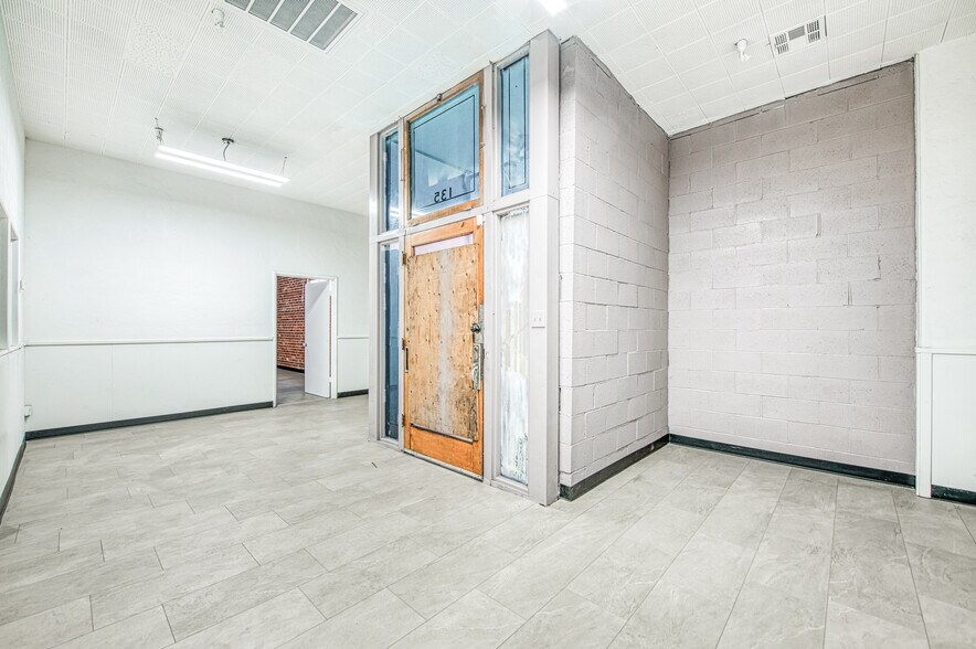 More Photos Of 135 Van Ness Ave, Fresno Warehouse For Lease