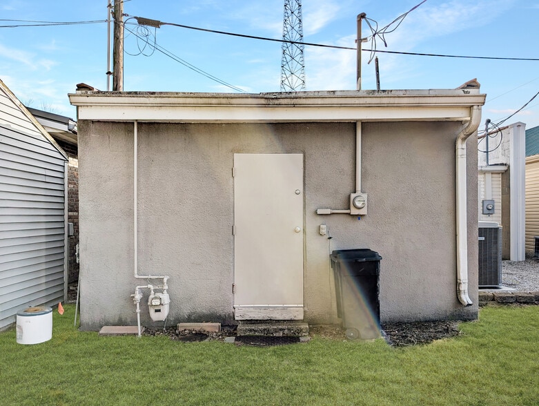 More Photos Of 57 N Plank St, Rossville Office For Sale