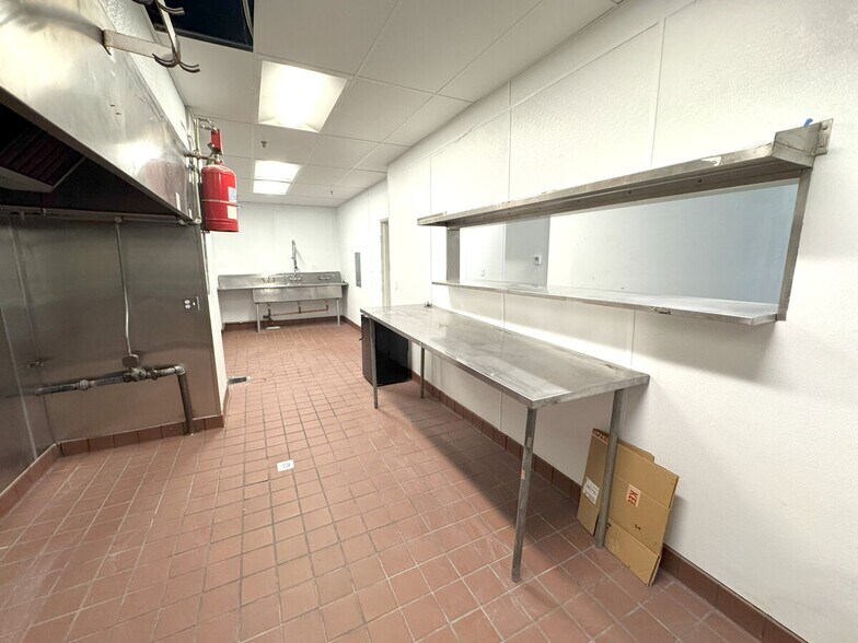 More Photos Of 100-112 W 9th St, Los Angeles Office For Lease