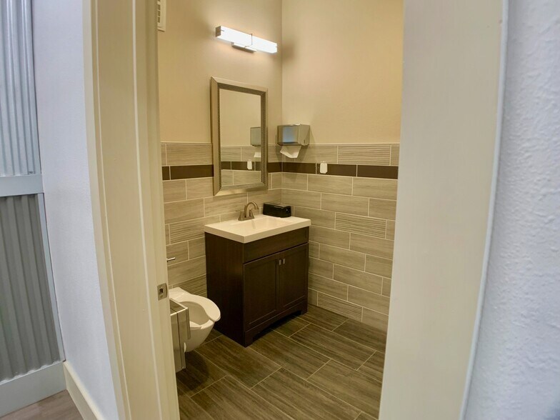 More Photos Of 612 Nogalitos St, San Antonio Flex For Sale