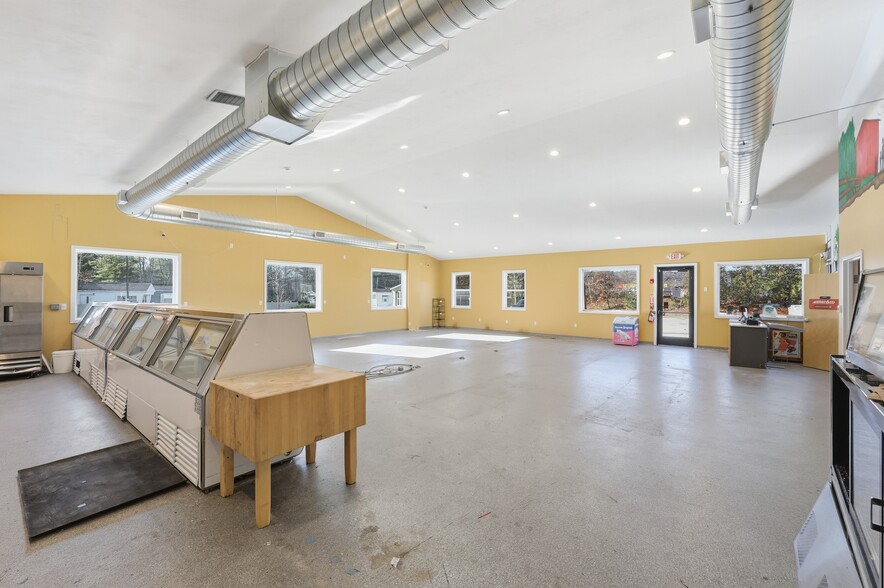 More Photos Of 365 Main St, Sturbridge Storefront For Lease