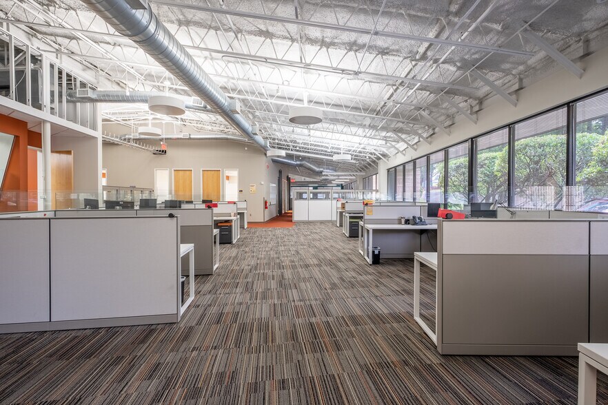 More Photos Of 5923 Peachtree Industrial Blvd, Peachtree Corners Light Distribution For Lease
