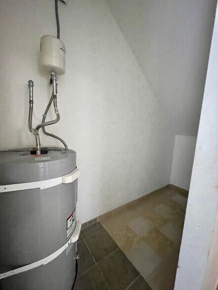 More Photos Of 827 E Jefferson Blvd, Los Angeles Light Manufacturing For Lease