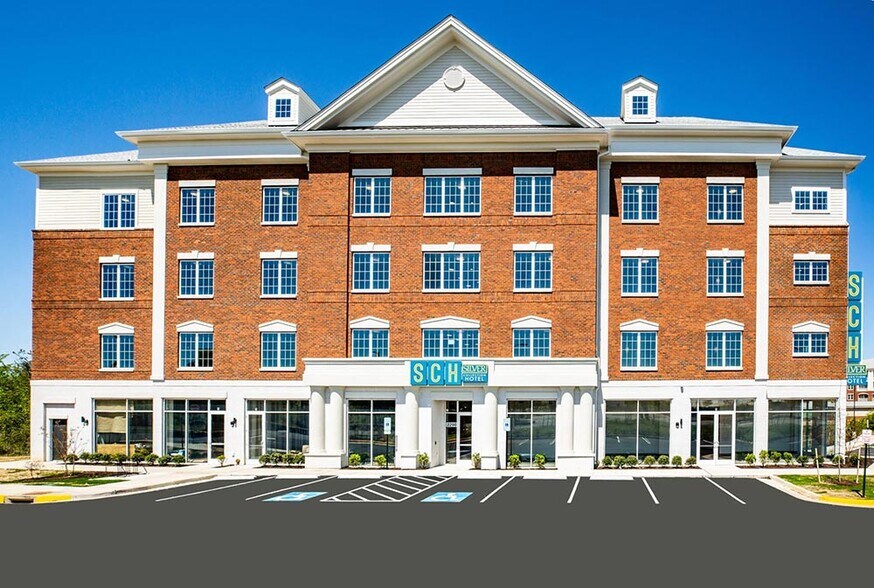 Primary Photo Of 2200 Carl D Silver Pky, Fredericksburg Apartments For Lease
