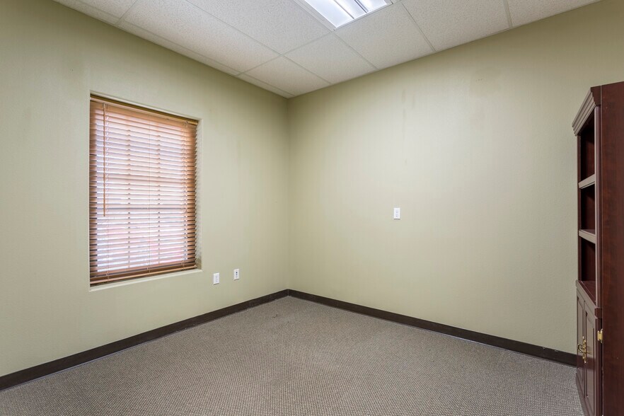 More Photos Of 1022 E Griffin Pky, Mission Medical For Sale