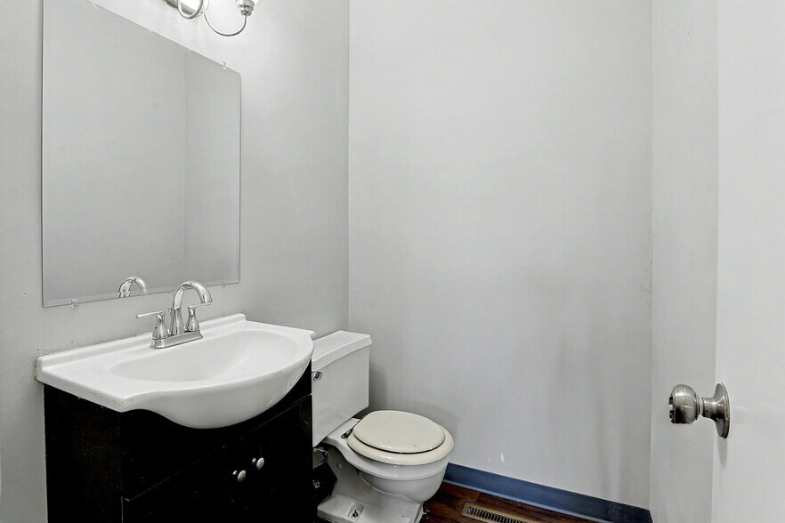 More Photos Of 1601 N State St, Augusta Office For Sale