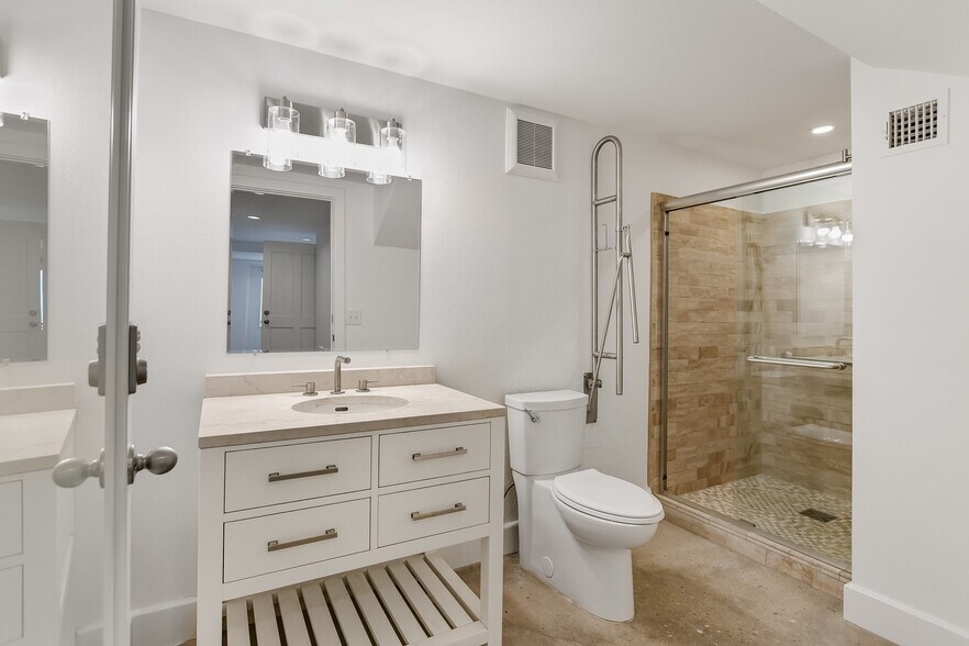 More Photos Of 610 Guadalupe St, Austin Office For Sale