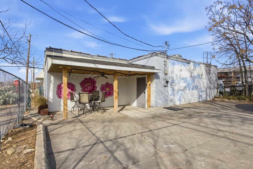 More Photos Of 738 W Davis St, Dallas Medical For Sale