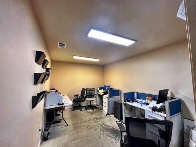 More Photos Of 368 Nike Rd, Jeffersonville Distribution For Lease