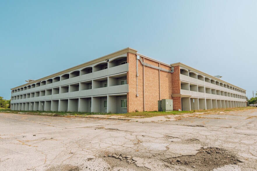 More Photos Of 6331 S 13th St, Milwaukee Hotel For Sale