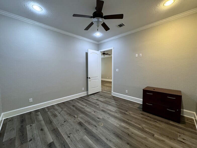 More Photos Of 11601 Spring Cypress Rd, Tomball Medical For Sale