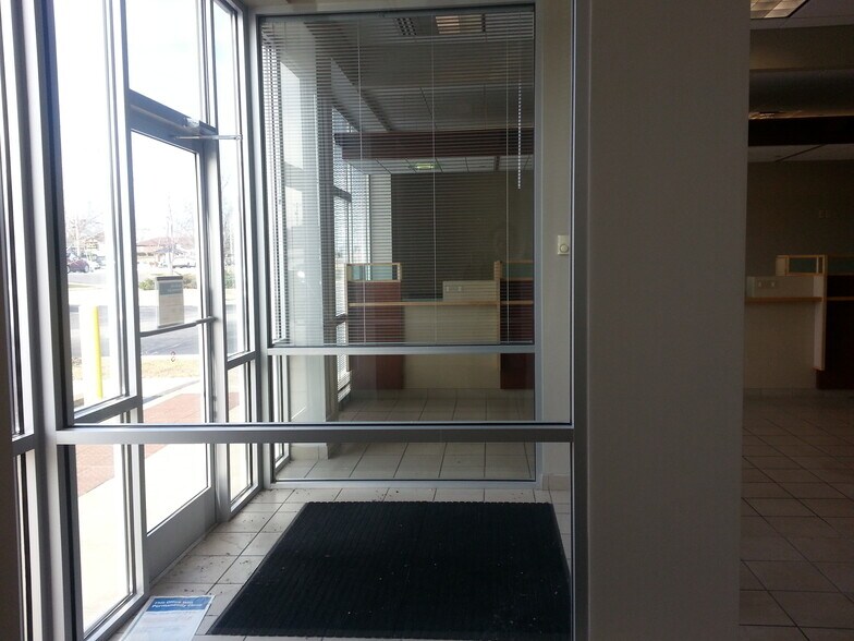 More Photos Of 5170 Charlestown Rd, New Albany Storefront Retail Office For Lease