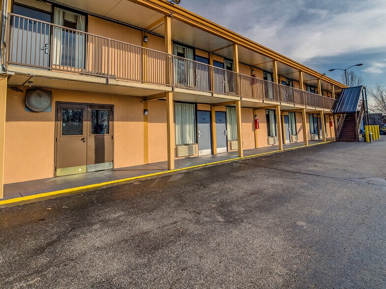 More Photos Of 800 University St, Martin Hotel For Sale