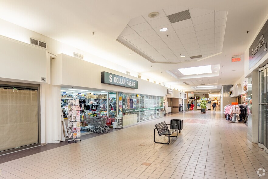 More Photos Of 740 Boul de la Côte-Vertu, Montréal Freestanding For Lease