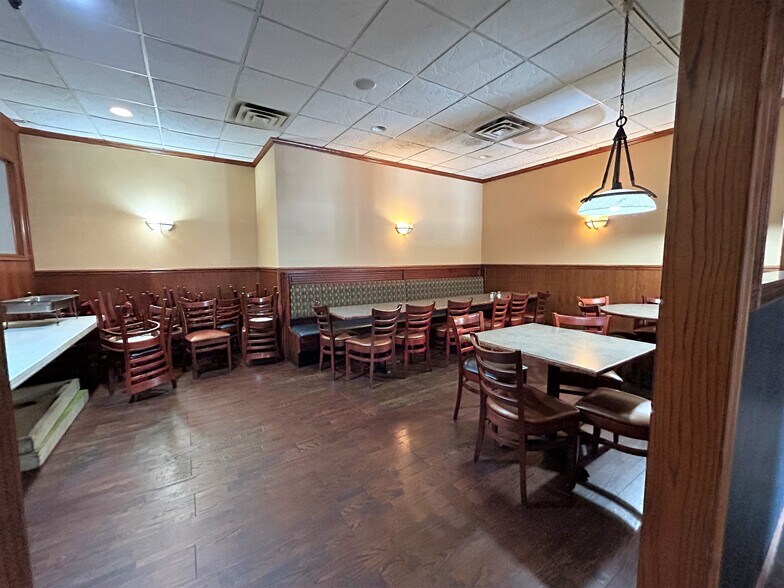 More Photos Of 1027 Sheffield Ave, Dyer Restaurant For Sale