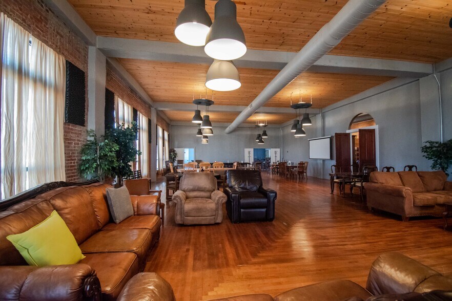 More Photos Of 322 E Don Tyler Ave, Dewey Storefront For Sale