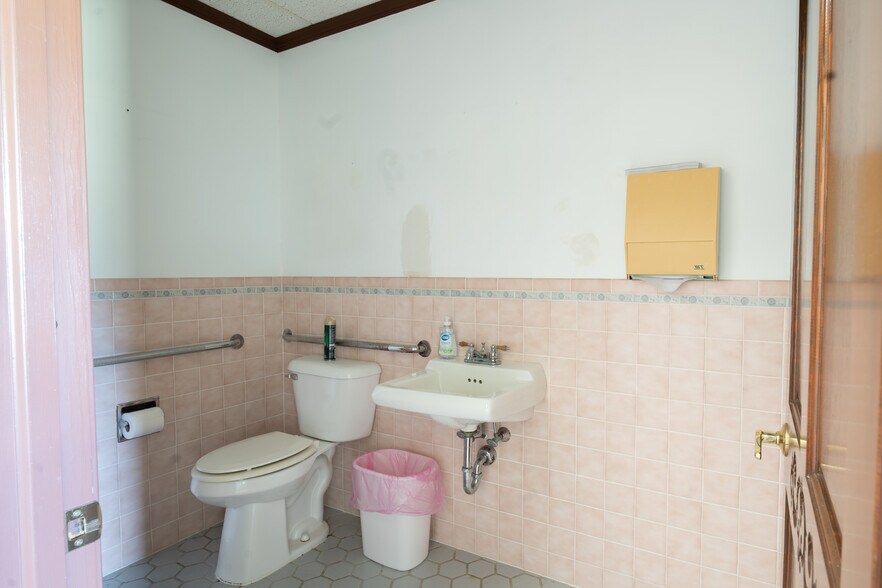 More Photos Of 220 Chesapeake Dr, White Stone Office For Sale