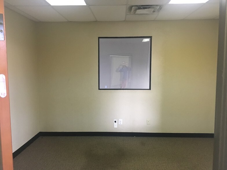 More Photos Of 1427 Fretz Dr, Edmond Showroom For Lease