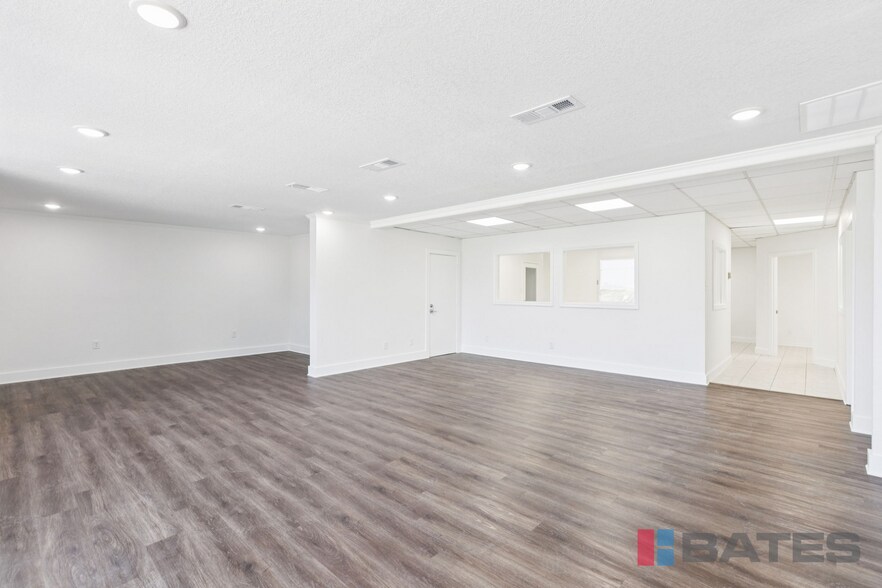 More Photos Of 1101 S Hampton Rd, DeSoto Showroom For Lease