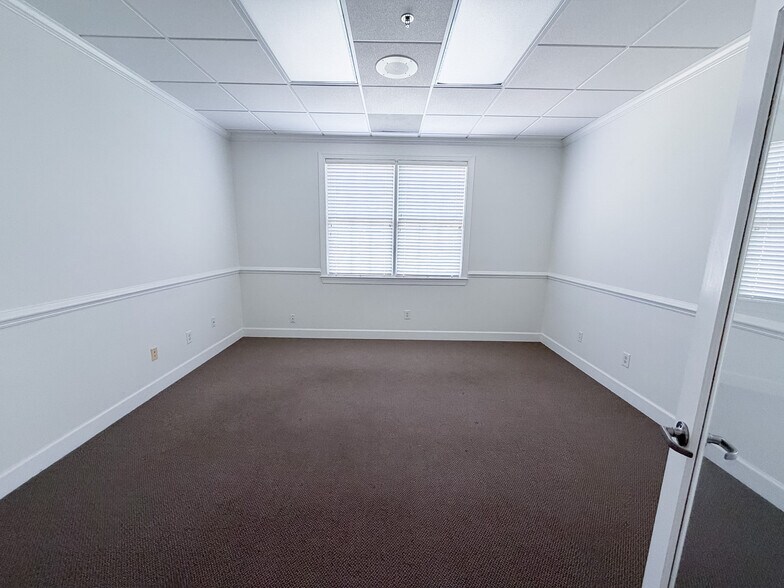 More Photos Of 295 W Crossville Rd, Roswell Office For Lease