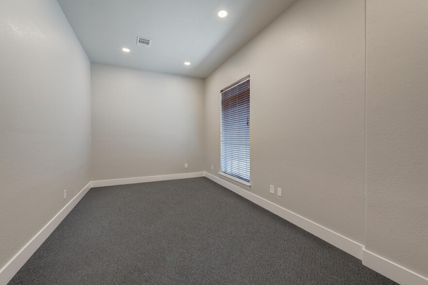 More Photos Of 5849 Park Vista Cir, Keller Showroom For Lease