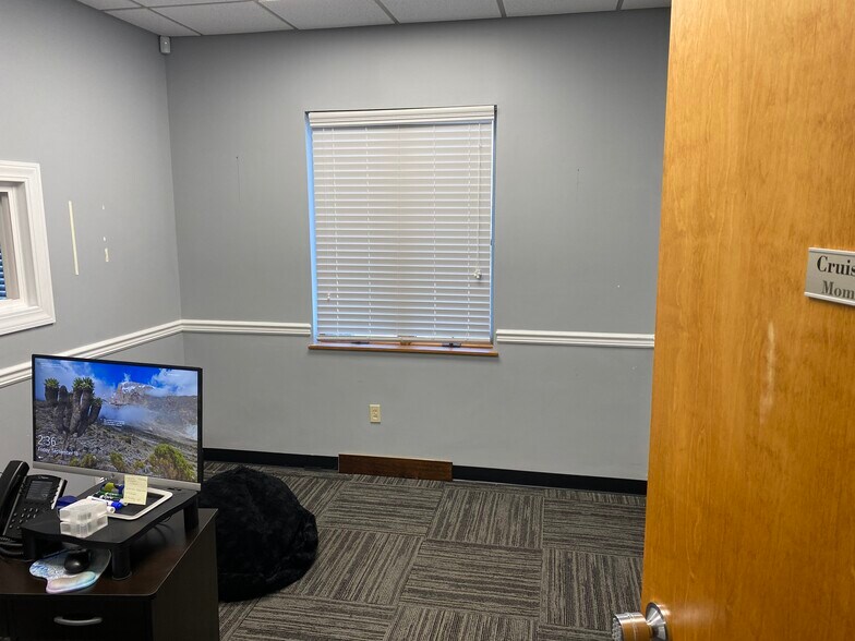 More Photos Of 6 Wesley Ct, Middletown Office For Lease