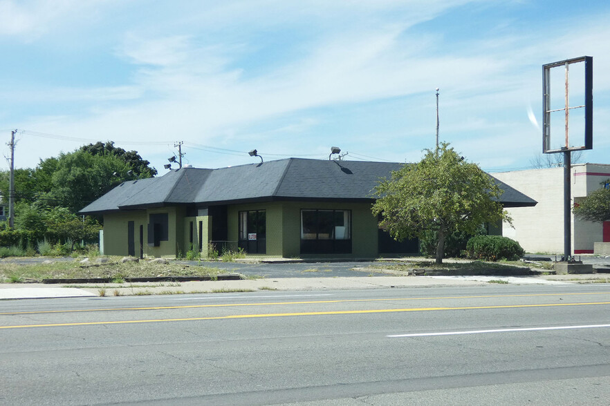 Primary Photo Of 12857 Woodward Ave, Highland Park Fast Food For Lease