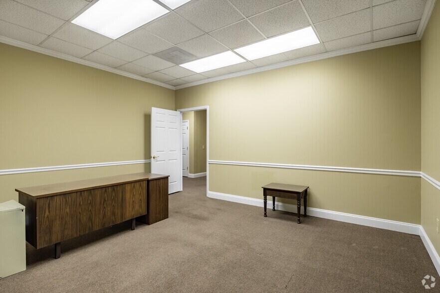 More Photos Of 236 Stockbridge Rd, Jonesboro Office For Sale